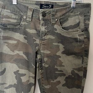 Sz6 distressed Seven7 jeans